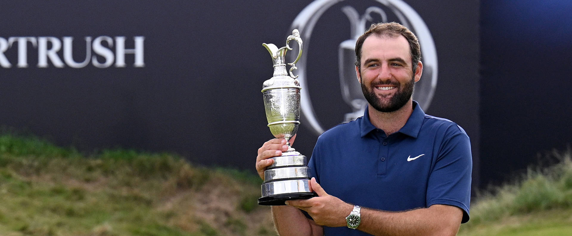 Scottie Scheffler lifts the Claret Jug
